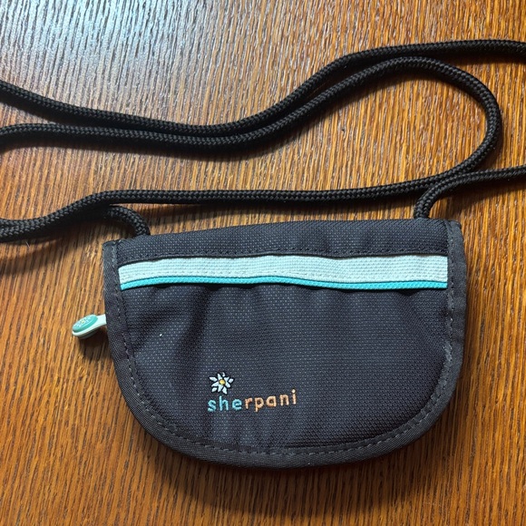 Sherpani Handbags - SHERPANI ZOE crossbody wallet. Mini essentials purse. Zipper closed.